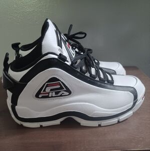 FILA,GRANT HILL 2,SIZE 9,WHITE/BLK/RED, BASKETBALL SHOES.